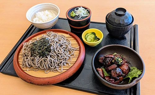 みたまの湯ご利用ガイド お食事処 人気の出前メニュー とりもつ煮とそば御膳
